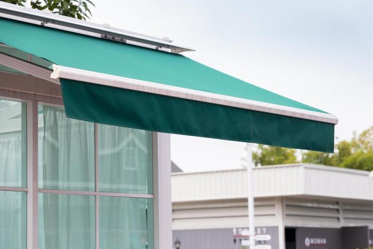Faut-il installer des stores extérieurs à Marly pour l'été ?